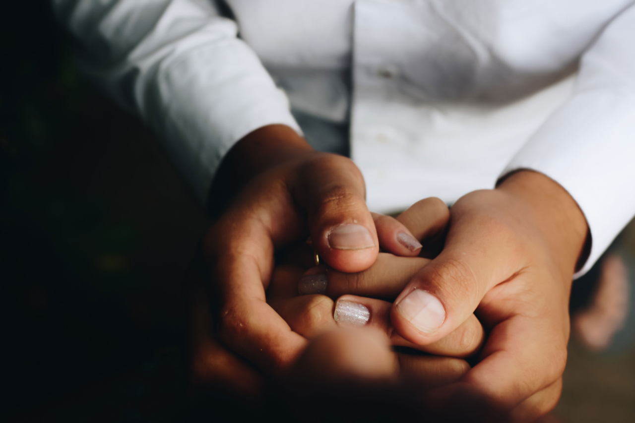 People_Holding_Hands